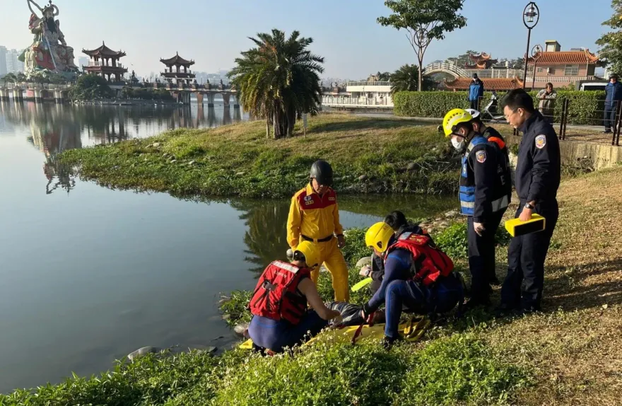 影/肇逃新招？他騎機車撞女騎士　下秒竟狂奔百公尺掉落蓮池潭
