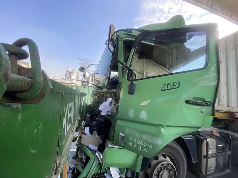 高雄鳳山貨櫃車猛撞等紅燈砂石車、大貨車！　2駕駛傷一度受困車內
