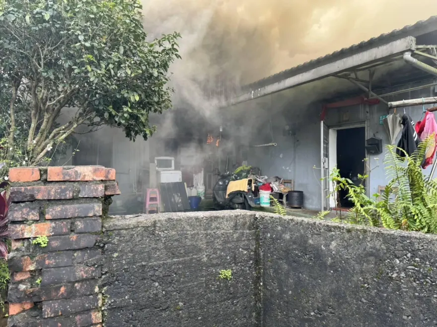 快訊/瑞芳民宅火警！2層透天遭大火吞噬　屋主驚險逃生
