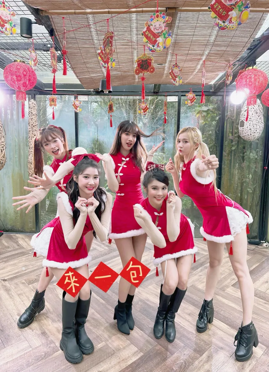 穿bra打鼓晃到噴鼻血！最辣鼓手Roxy楊楊與琳妲合作「賀歲神曲」超洗腦