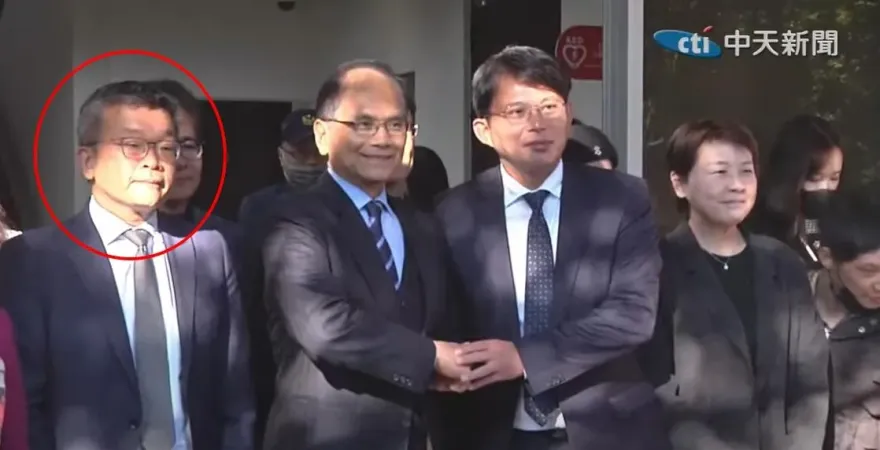 影/游昌訪民眾黨會後尬到最高點！游錫堃不代表民進黨「蔡其昌沒發言拒抱抱：我只跟老婆抱」
