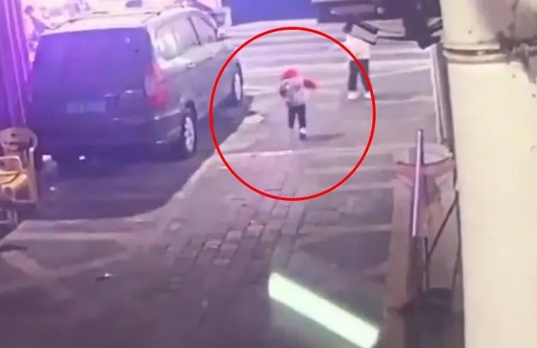 影/天降橫禍！住戶安裝熱水器打孔不慎　石塊直落9樓狠砸女童頭部