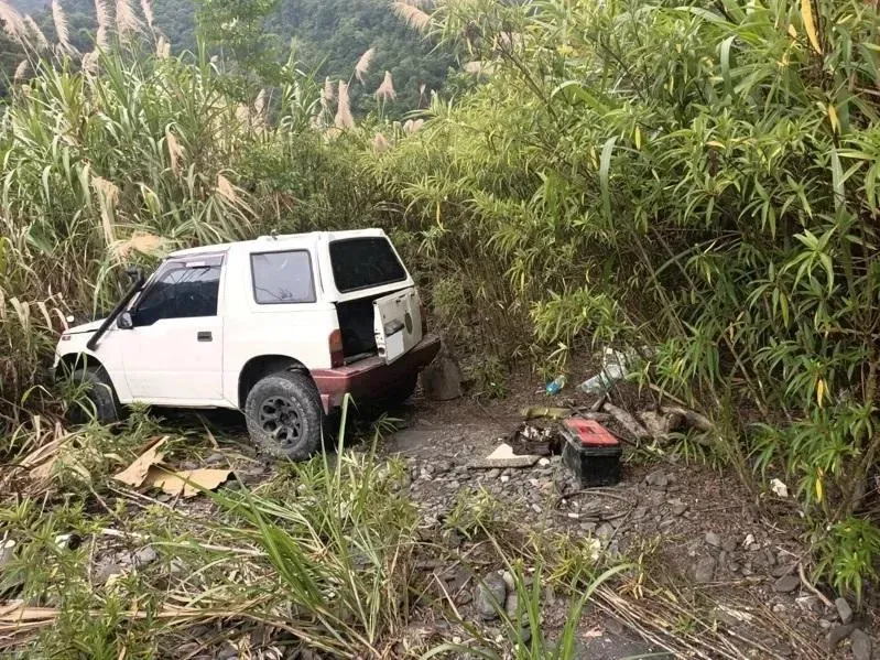 宜蘭大同驚見山老鼠！開吉普車盜3百多公斤貴重木材　躲草叢被抓包狂奔