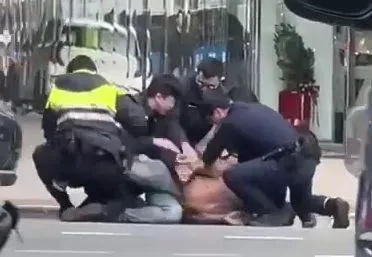 影/中和街頭驚見半裸怪男隨機開門上車！民眾嚇壞4壯警壓制逮人