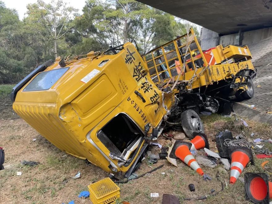 國3龍井段緩撞車墜橋原因曝！「同時變換車道」釀1死　休旅車駕駛送辦