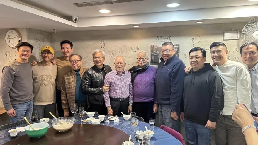 黃仁勳穿招牌皮衣現身！與林百里、張忠謀伉儷聚餐照曝光