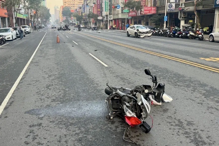 影/高雄清晨機車逆向對撞轎車　騎士重傷送醫不治