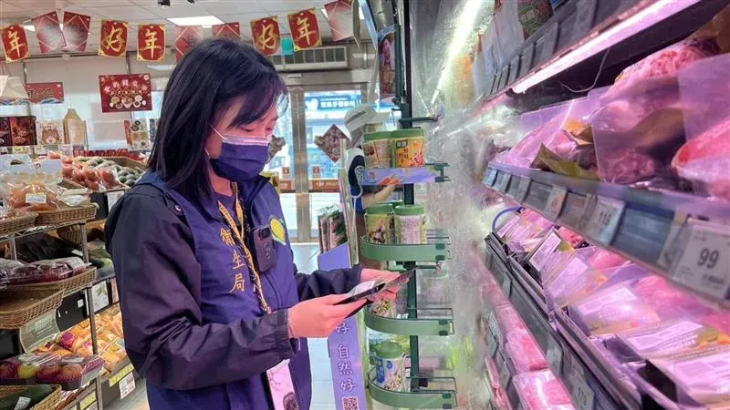 家樂福「即期牛排」拆開發臭　換貨還是臭！衛生局到場稽查