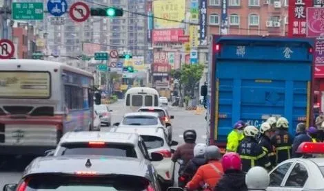 快訊/桃園死亡車禍！「騎士卡貨車底」　大車學長：蓋白布了