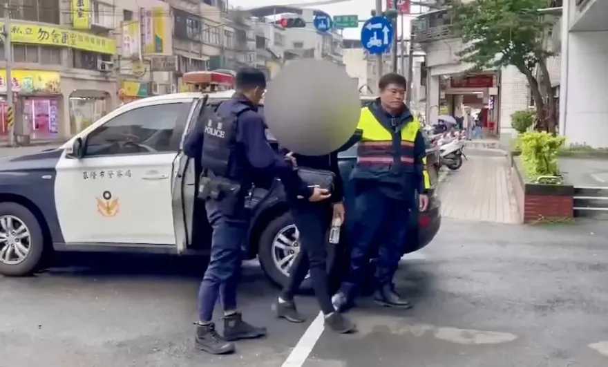 影/開車被按喇叭不爽下車揮刀叫囂　基隆男10小時後遭逮
