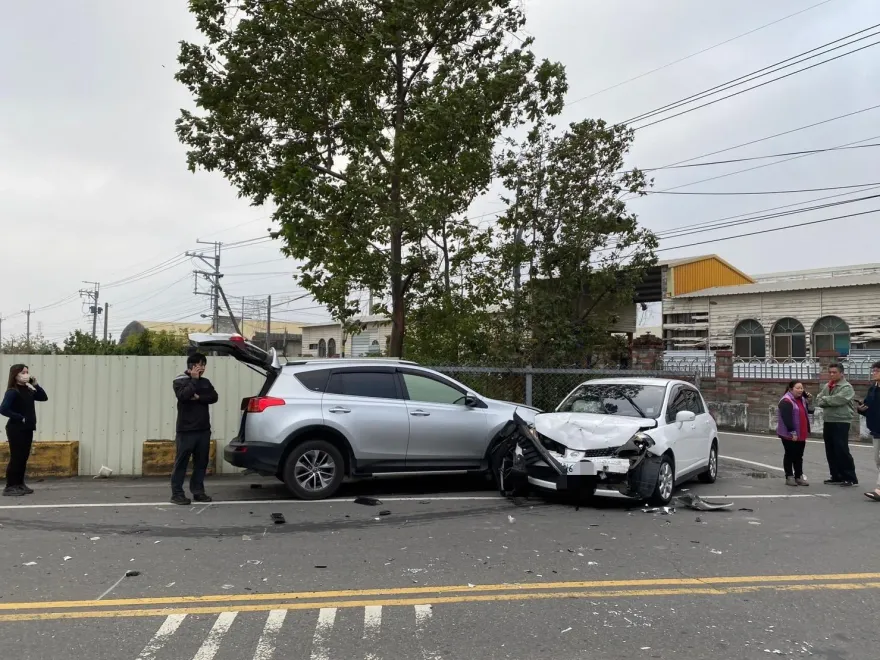 影/女駕駛恍神逆向開！彰化2自小客迎頭撞　車頭破相零件噴滿地