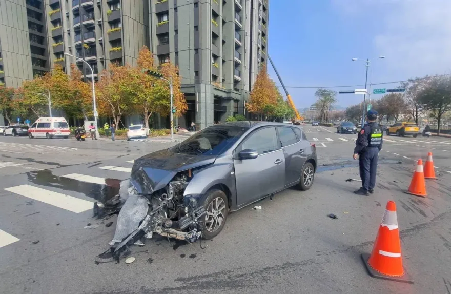 影/台中2汽車疑闖紅燈「頭撞爛掉下巴」　重機騎士慘被撞翻