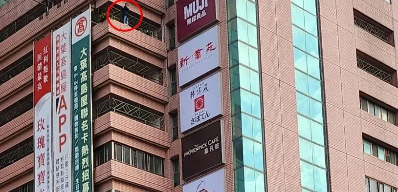 快訊/長髮女站天母大葉高島屋「10樓外牆」！警消急設氣墊　成功救下女子