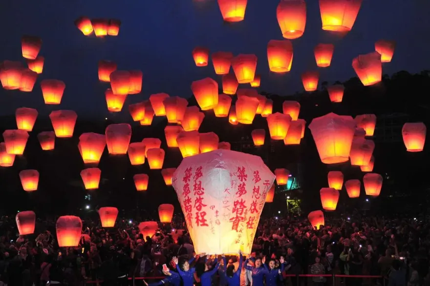 春節出遊/龍年「鐵道之旅」！平溪放天燈祈福躍國際　勝興騎單車穿梭「時空隧道」