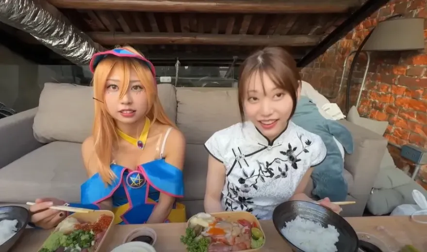 日正妹盲測「超哥丼飯」！吃一口醋飯秒變臉...瘋狂喊：超派甲