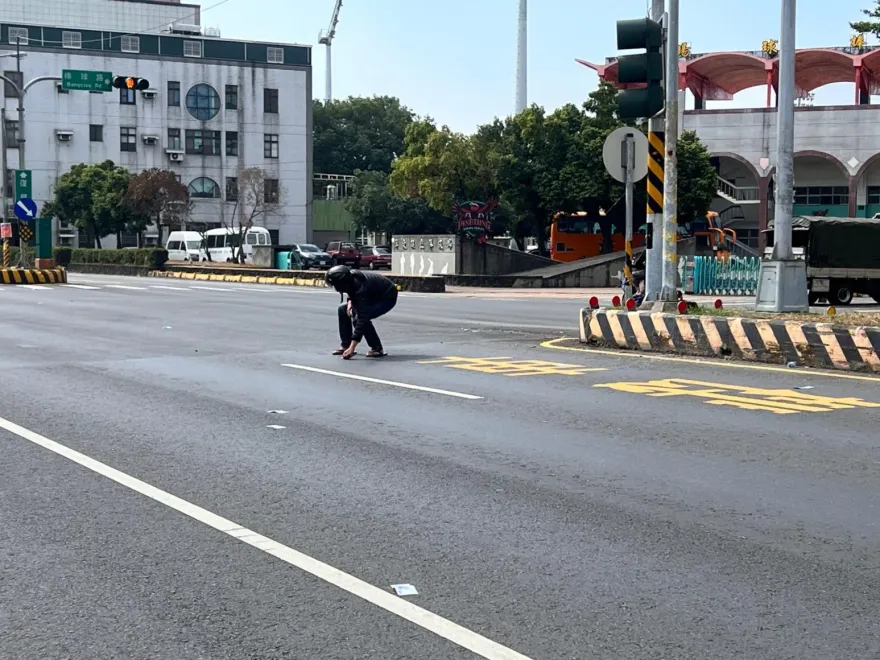 影/財神爺現身？屏東阿北半路掉錢「千元鈔滿天飛」　滿街好心人幫撿