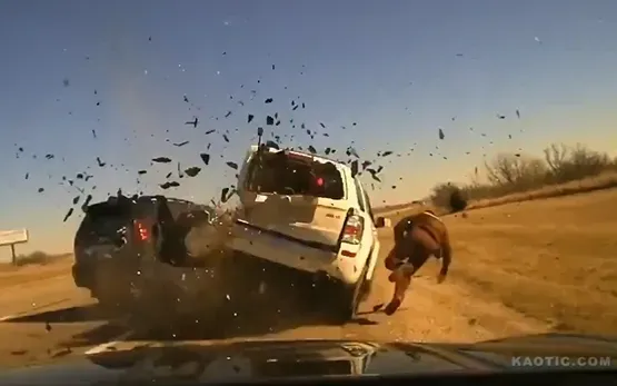 影/驚悚畫面曝光！警察路邊進行攔查　竟遭汽車高速撞飛