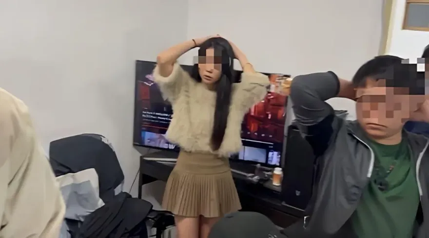 影/投降！正妹辣腿荷官狂吸16賭客　手一舉超短裙顯露屁蛋