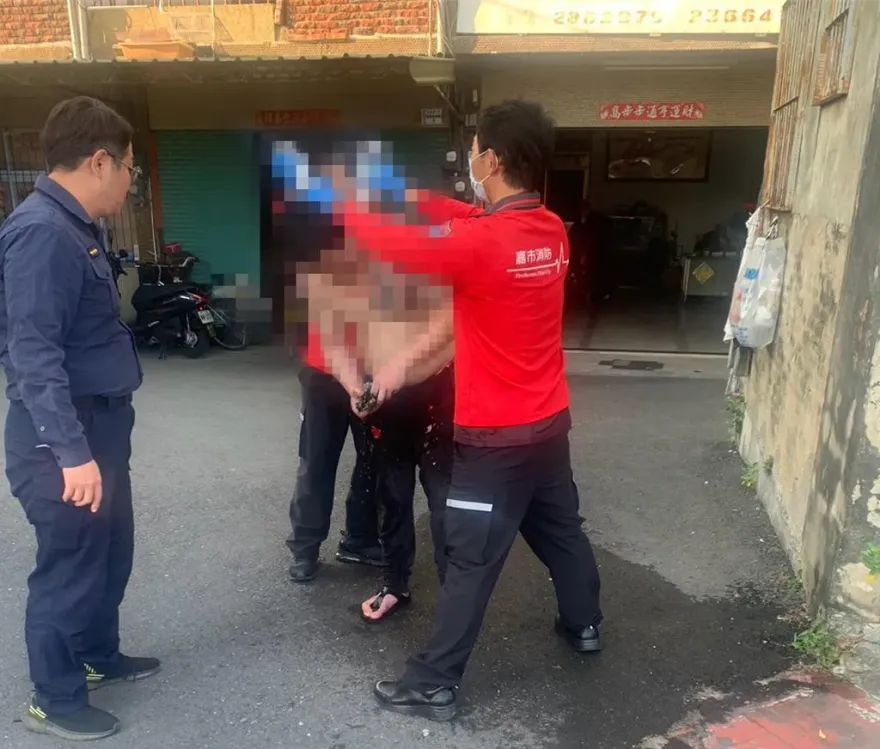快訊/嘉義警所對面驚傳潑硫酸！離婚夫妻疑口角爭執雙雙掛彩送醫