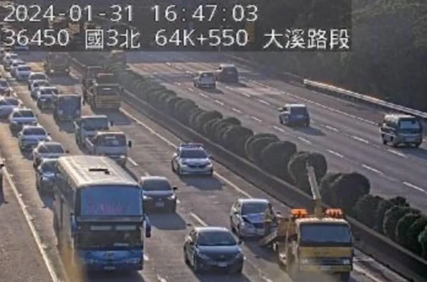快訊/下班注意！國3北向大溪路段「4車追撞」　回堵5公里