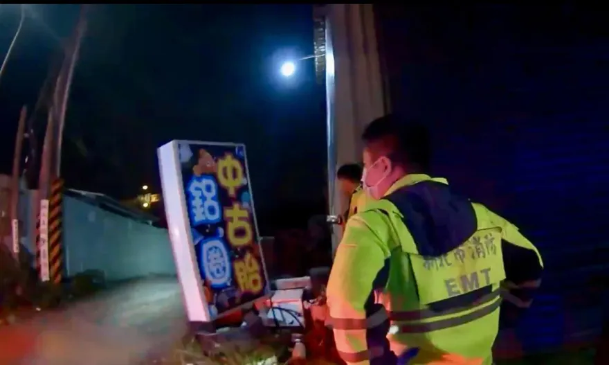影/電擊片！新北男與家人吵架拿菜刀逛大街　警苦勸不棄械被電擊槍擊倒