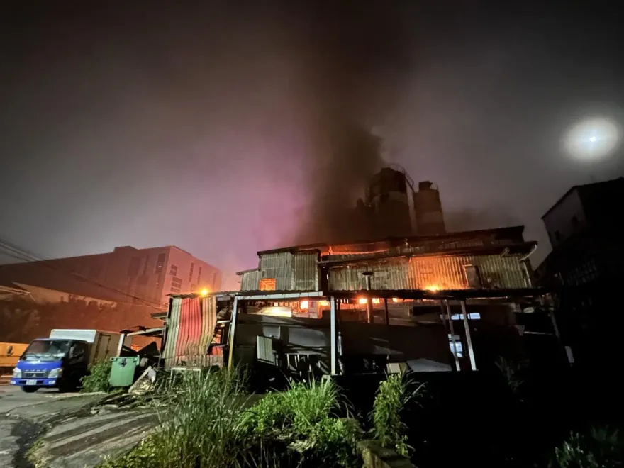 快訊/基隆大武崙工業區凌晨大火　洗衣工廠「堆放重油」火勢猛烈全力灌救中