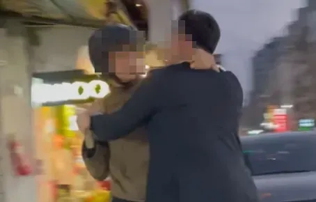愛情來的太突然！延吉街擂台賽2男纏鬥互視　網嘲：要接吻了嗎？