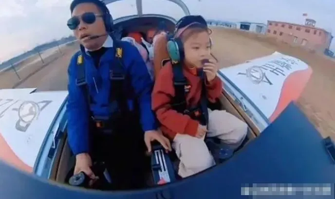 影/春運不怕塞車！超狂老爸開飛機載女兒「飛回老家過年」比開車快2小時