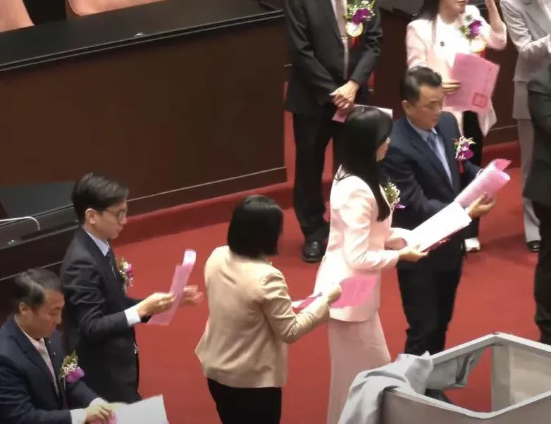 不演了！藍綠立委集體亮票　吹乾印泥、票面外折再投票