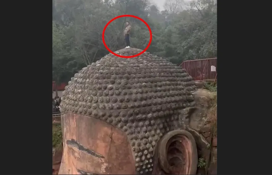 影/阿娘喂！男子爬上四川大佛頭頂撒尿　遊客看呆：孫悟空都沒他猖狂