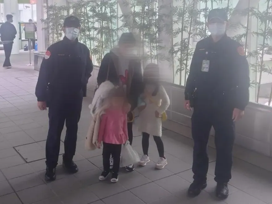 趕火車女兒被關在列車外！迷糊媽隔門嚇壞　感謝熱心警伸援手