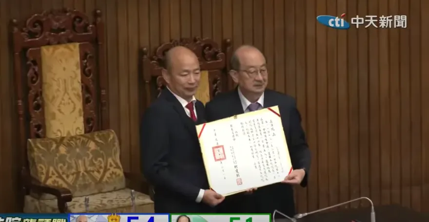影/韓國瑜真當選立院龍頭！柯建銘親頒當選證書　2人互動曝「意外插曲」