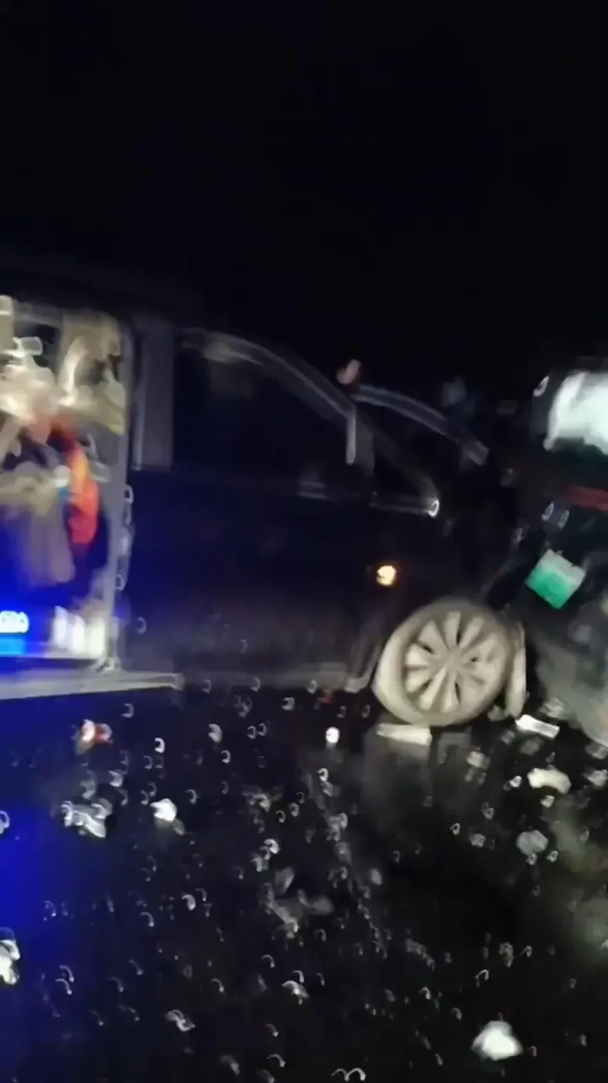 影/今冬最強降雪！河南60車連環撞　「四輪朝天」場面慘…目擊者：路面結冰