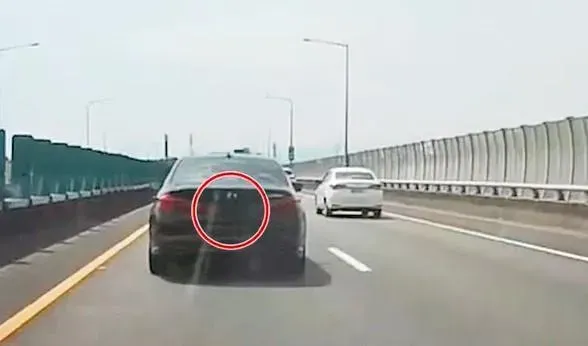影/前方汽車沒車牌！路人機警通報「紅斑馬」　警靠定位攔查開罰