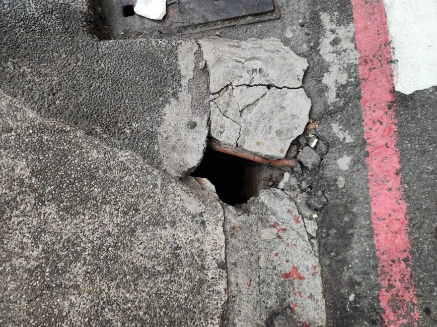 爆料找中天/她逛街女兒竟遭坑洞「吞腳刮傷」！高市府：坑洞已填平
