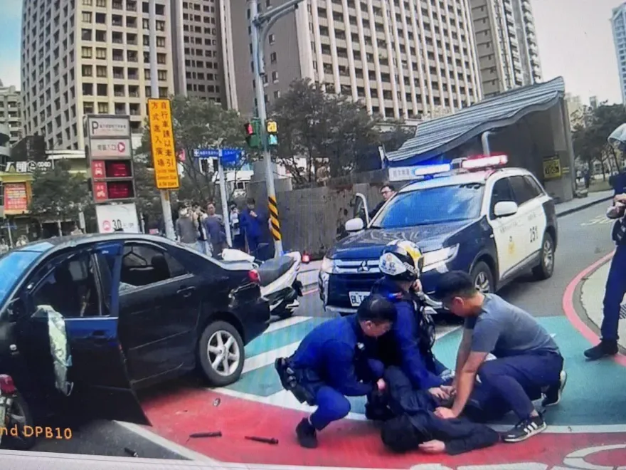 快訊/桃園藝文特區警匪追逐！通緝犯鬧區拒捕「衝撞警車」　勇警負傷破窗逮人
