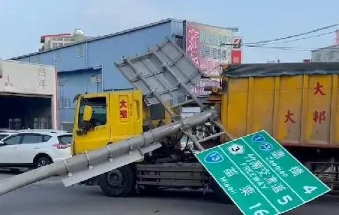 影/號誌桿被連根撞斷！砂石車駕駛身體不適　「公路指示牌」扛整路