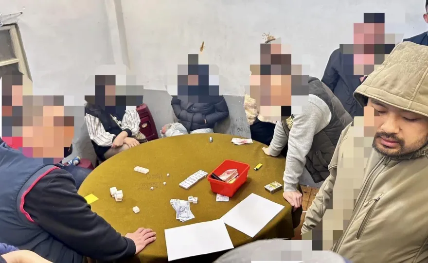 影/山區三合院暗藏職業賭場　「推筒子」啤酒暢飲還可K歌歡唱