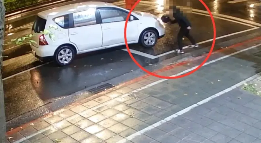 影/被叭不爽拿安全帽砸自小客車　2駕駛街頭互毆全進警局