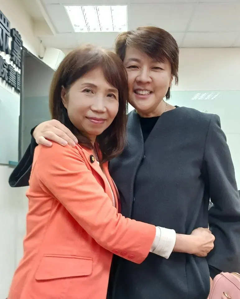 陳昭姿投廢票民眾黨支持者喊開除黨籍　黃珊珊曬摟抱照力挺：昭姿姐加油
