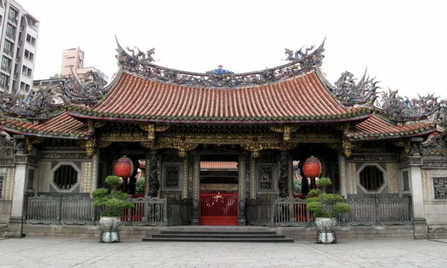 春節出遊/北市艋舺龍山寺拜觀音求平安　周邊夜市小吃名店林立