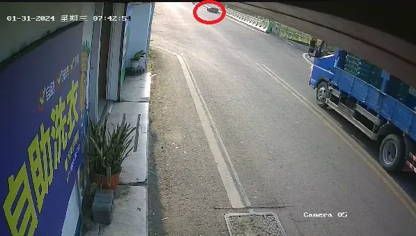 影/騎車過橋謎樣倒地！老先生「左腿擦傷」離奇亡　警方曝調查結果