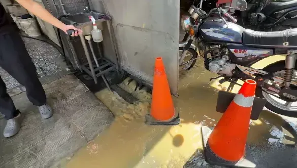 快訊/台中路邊水管爆了！泥巴水湧上「覆蓋柏油路」　淹水一度高至半個輪胎