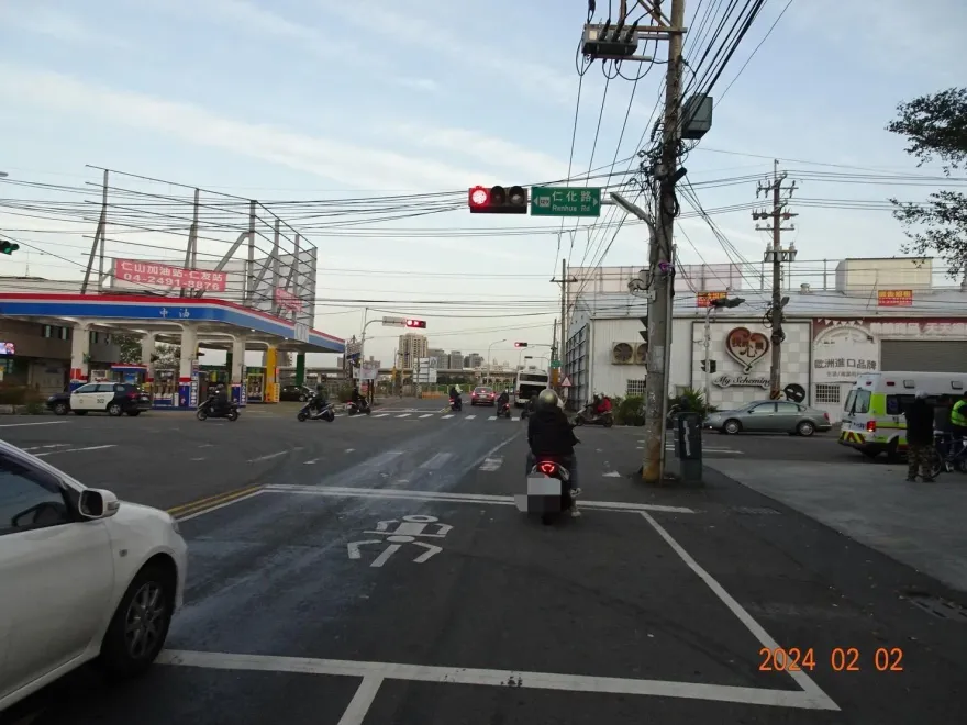 影/驚悚畫面曝！台中公車邊開邊漏油　害騎士慘摔全身傷