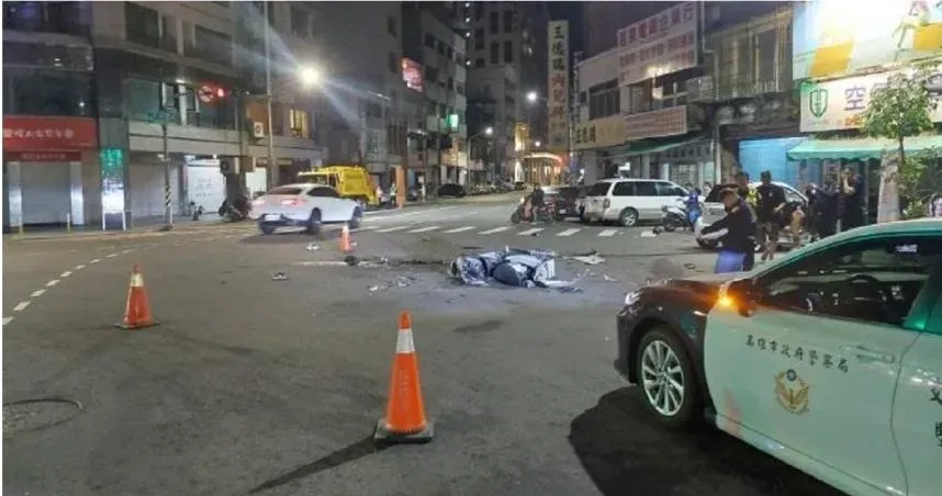 15歲少年無照騎車遭小客車擦撞「噴飛倒地」　轎車擋風玻璃全碎