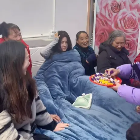 影/場面尷尬！女網紅到男友家過夜　醒來見「親戚圍床發喜糖」一臉懵