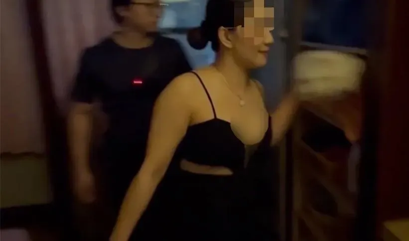 影/太震撼！高雄養生會館遭警突襲　她剛完事「細肩帶小可愛爆出」被逮