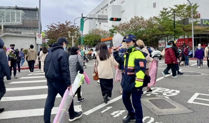 春節前內湖花市、大賣場恐爆人車潮　警周邊加強交管措施