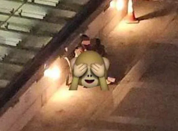 男女街頭上演「活春宮」！18禁激戰聲響徹全區　遭閃燈提醒仍繼續爽啪