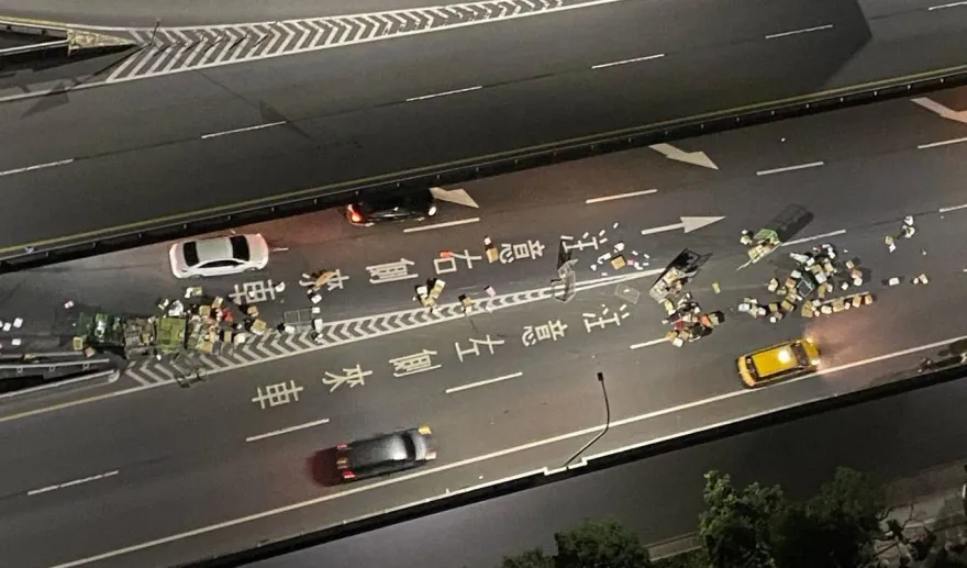 快訊/您的包裹「在路上」！新莊貨車夜半芝麻開門　台65線被攻佔